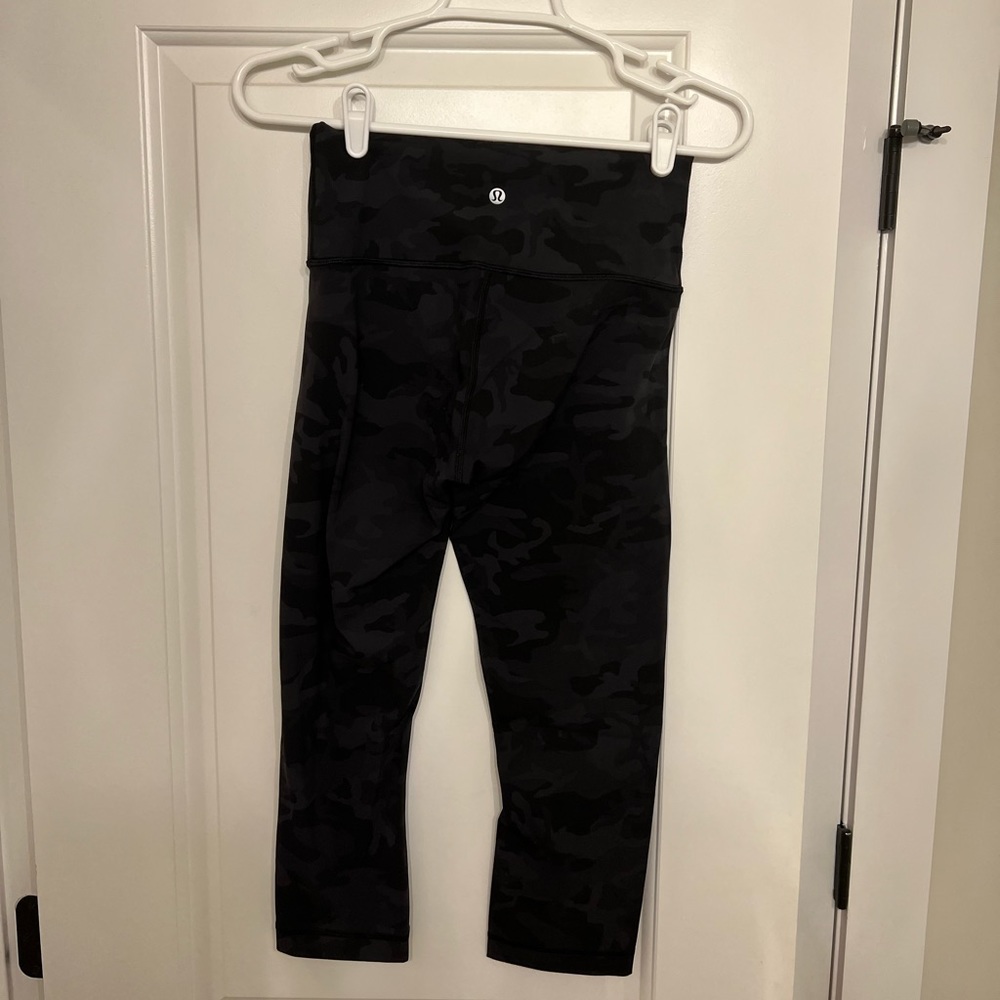 Lululemon camo wunder under. 21 inch size 6